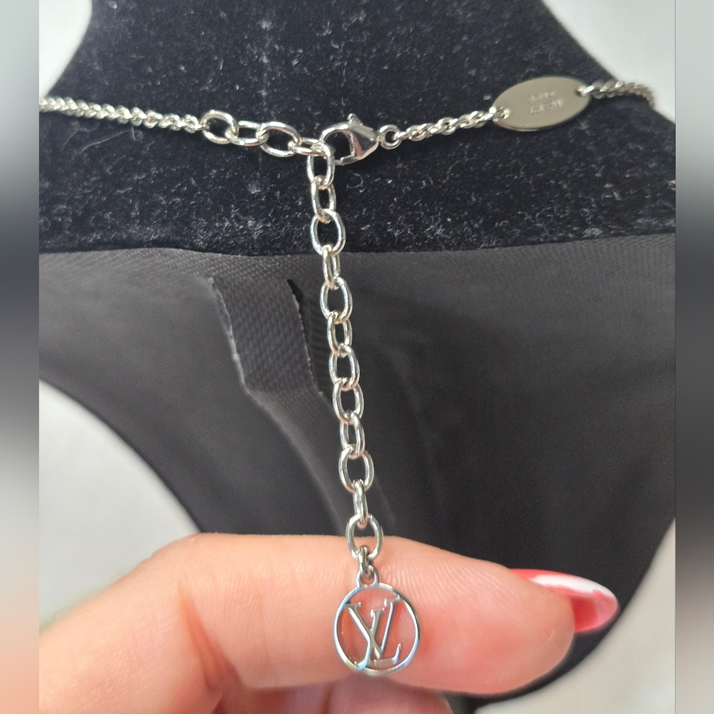 🔥 Louis Vuitton Essential V Supple Necklace Silver 🔥 - Picture 9 of 10